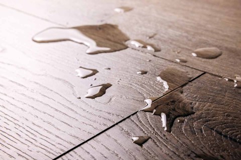 ¿Cuánto tarda en filtrar el agua al piso de abajo?