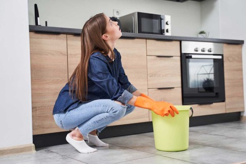 ¿Por qué me cae agua del techo de la cocina? Causas, soluciones y pasos a seguir