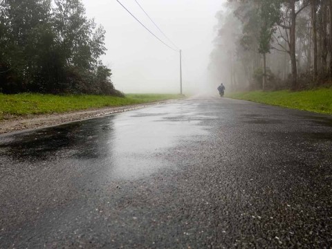 Humedad constante en paredes en Galicia: ¿cuándo es clima y cuándo es una fuga?