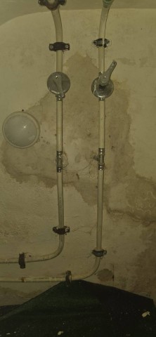 Columna de ducha donde se localizaron las filtraciones